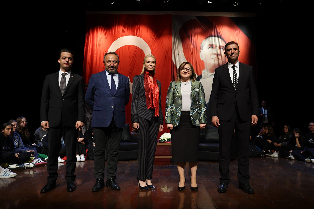 Gaziantep’te “Cumhuriyet’e Giden Yol” söyleşisi düzenlendi