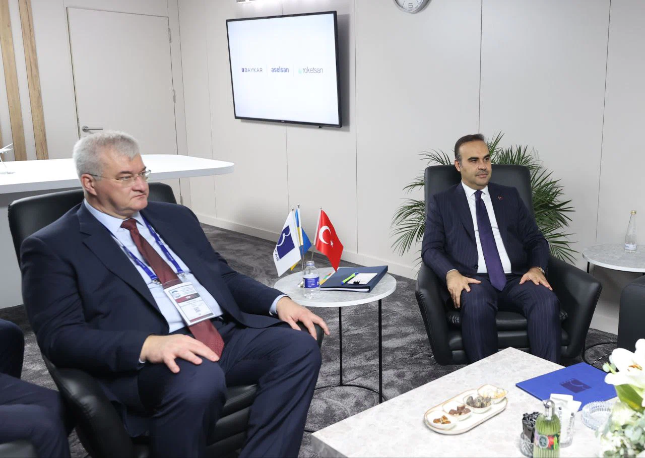 Bakan Kacır, SAHA EXPO'da görüşmeler gerçekleştirdi