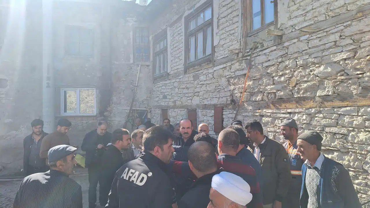 Başkan Altay, Doğanbey’de çıkan yangın sonrası bölgeyi ziyaret etti