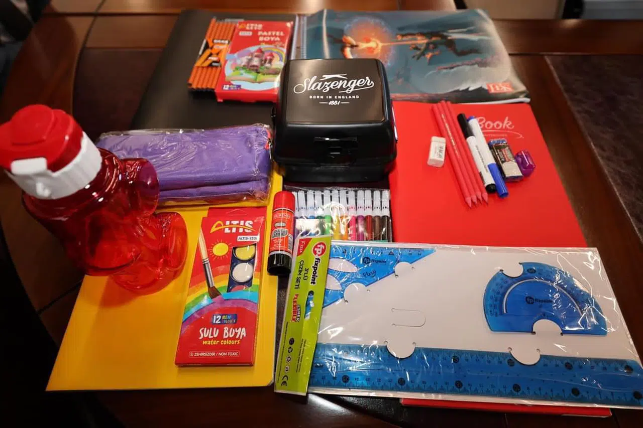 Vali Yiğitbaşı, hayırseverlerin bağışladığı eğitim gereçlerini okullara teslim etti