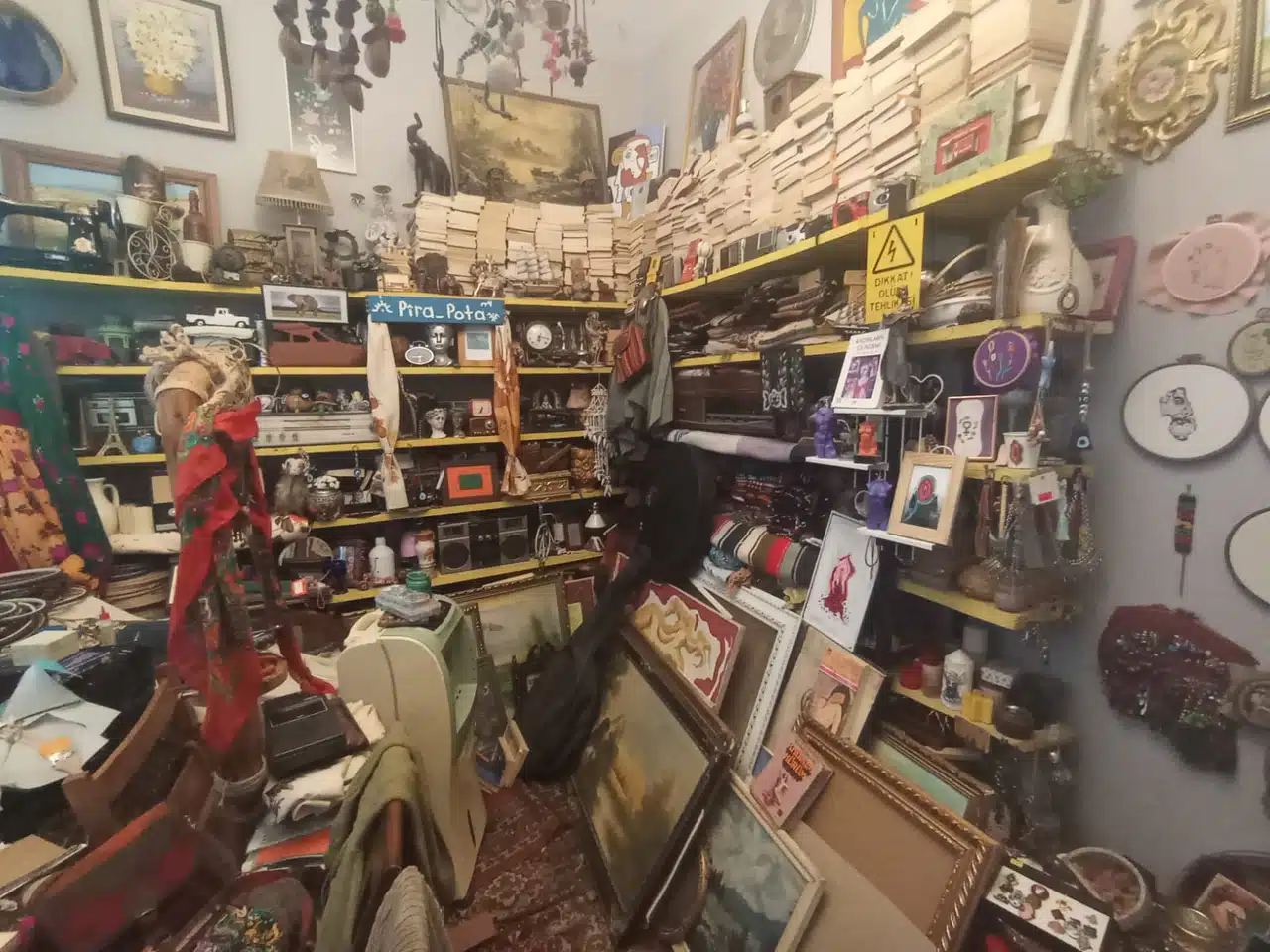 Diyarbakır'da eski eşyalar dükkanı turistlerin ilgisini çekiyor