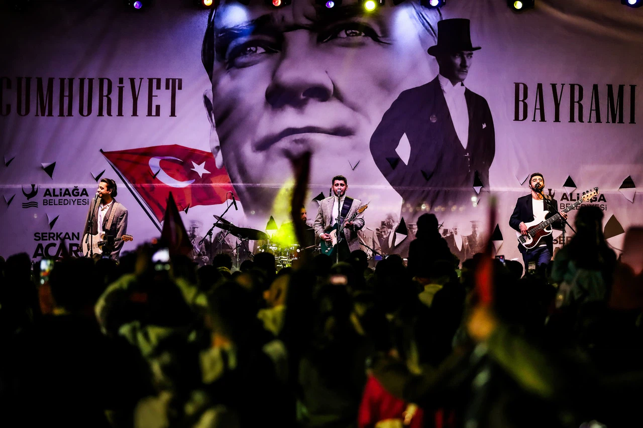 Aliağa'da Cumhuriyet Bayramı meydanda kutlandı