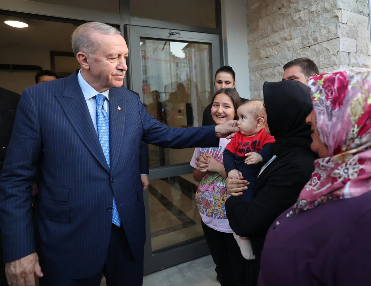 Cumhurbaşkanı Erdoğan, Hatay'da anahtar teslimi yapılan bir aileyi ziyaret etti