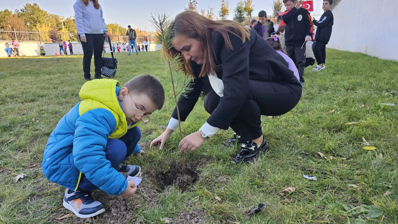 Çankırı'da çocuklar Cumhuriyet'in 101. yılı anısına fidan dikti
