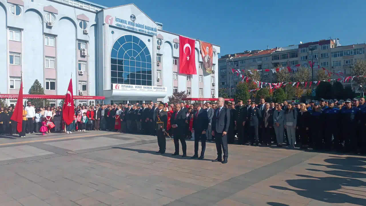 Bahçelievler'de Cumhuriyetin 101. yılına özel 101 bisiklet dağıtıldı