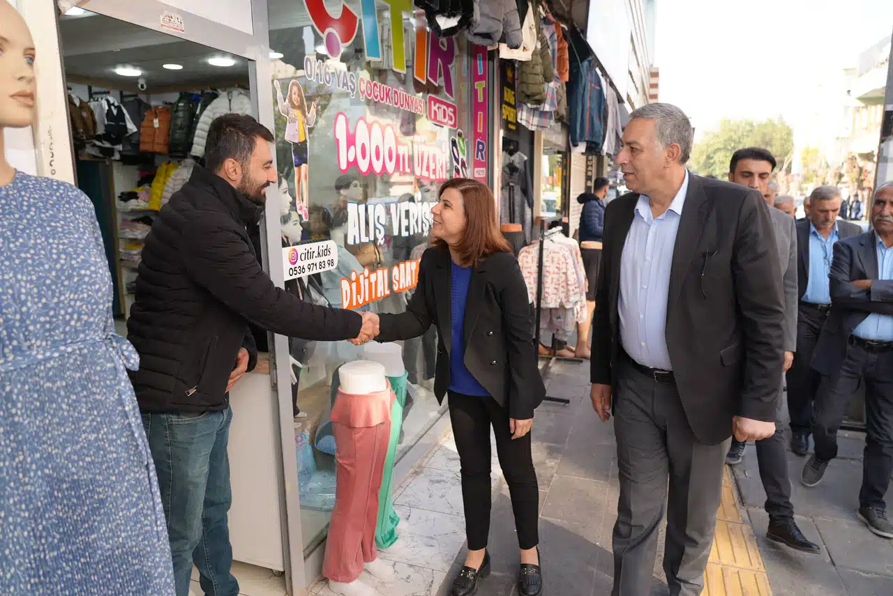 Diyarbakır Büyükşehir Belediyesi Eş Başkanları Bucak ve Hatun, vatandaşlarla buluştu