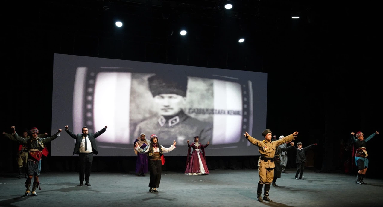 “Bir Milletin Doğuşu: Zaferin Dansı” müzikali, vatandaşlarla buluştu