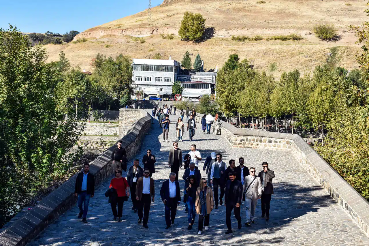 UCLG-MEWA Yönetim Kurulu, tarihi On Gözlü Köprü ve Zerzevan Kalesi’ni gezdi