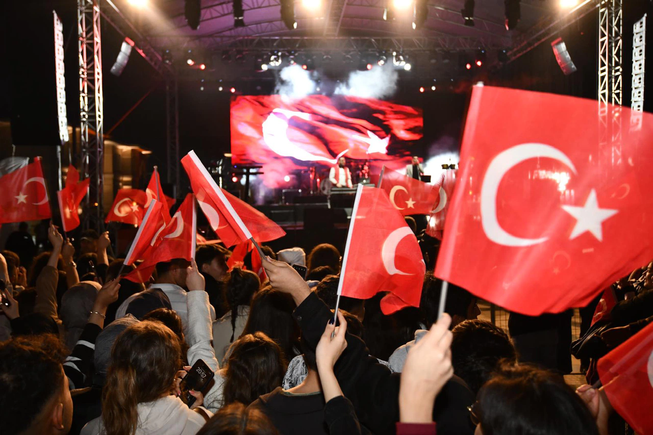 Emir Can İğrek, Osmangazi'de sahne aldı