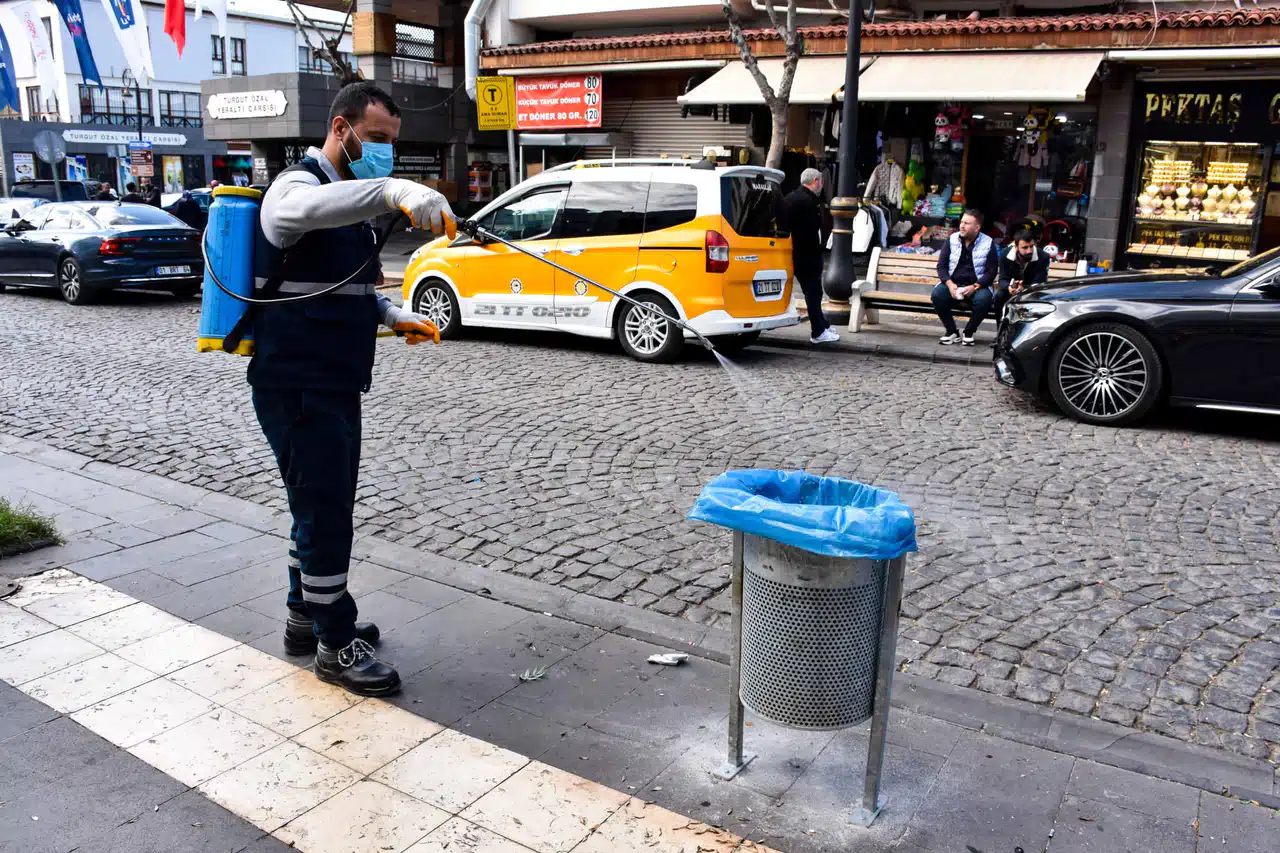 Diyarbakır'da haşerelere karşı ilaçlama yapılıyor