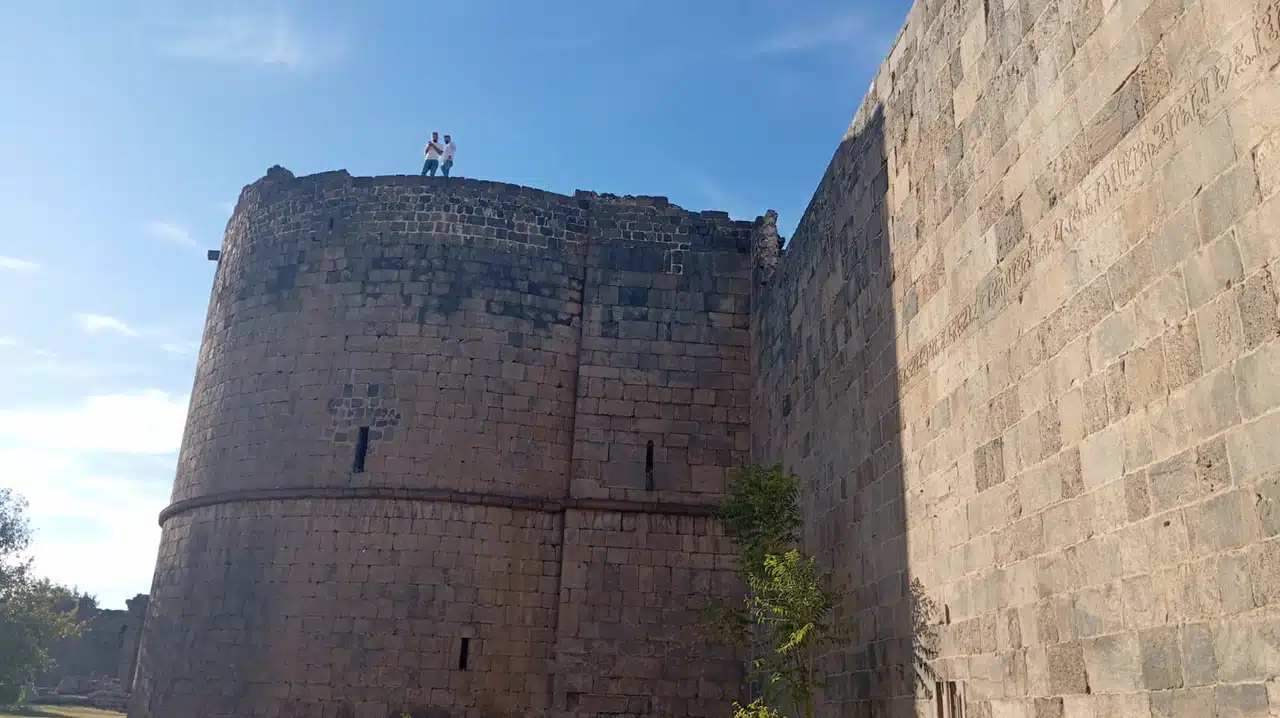 Diyarbakır surlarına uyarı levhalarına rağmen tırmanış sürüyor