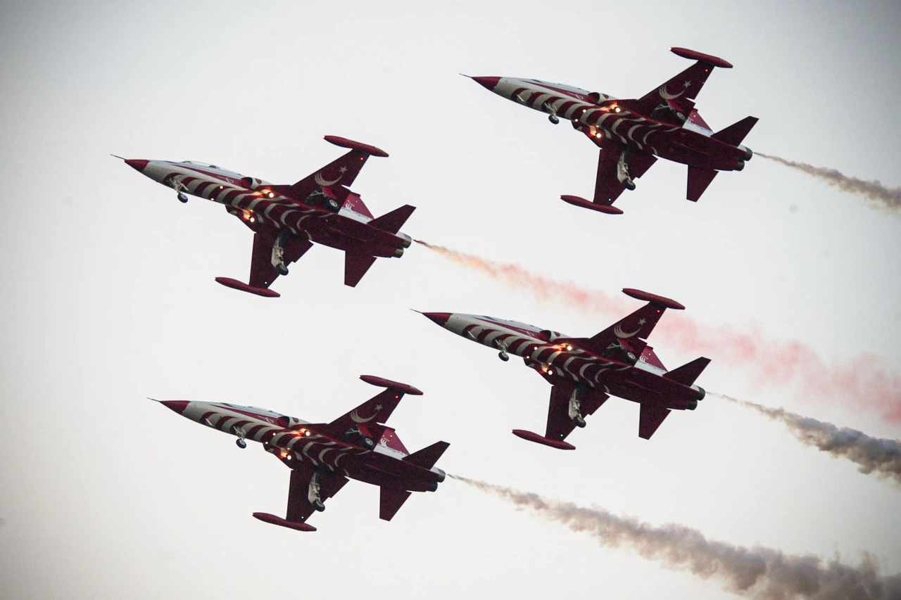 Türk Yıldızları, İzmir'de gösteri yaptı