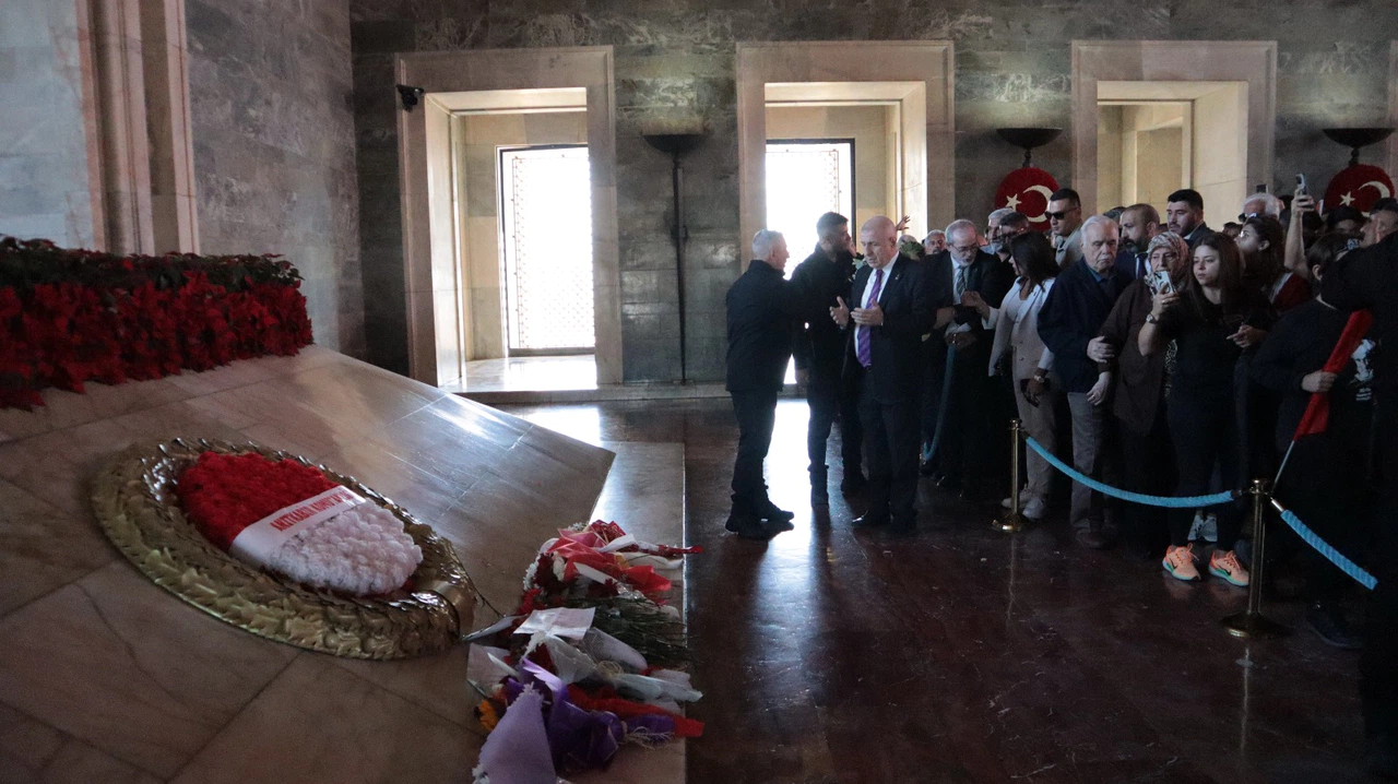Zafer Partisi Genel Başkanı Özdağ, Anıtkabir’i ziyaret etti