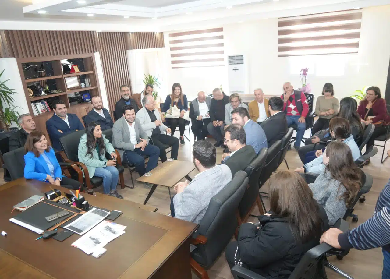 Bucak, Samandağ Belediyesi’ne görevlendirilmesi yapılan Yol Süpürme Aracı'nı teslim etti