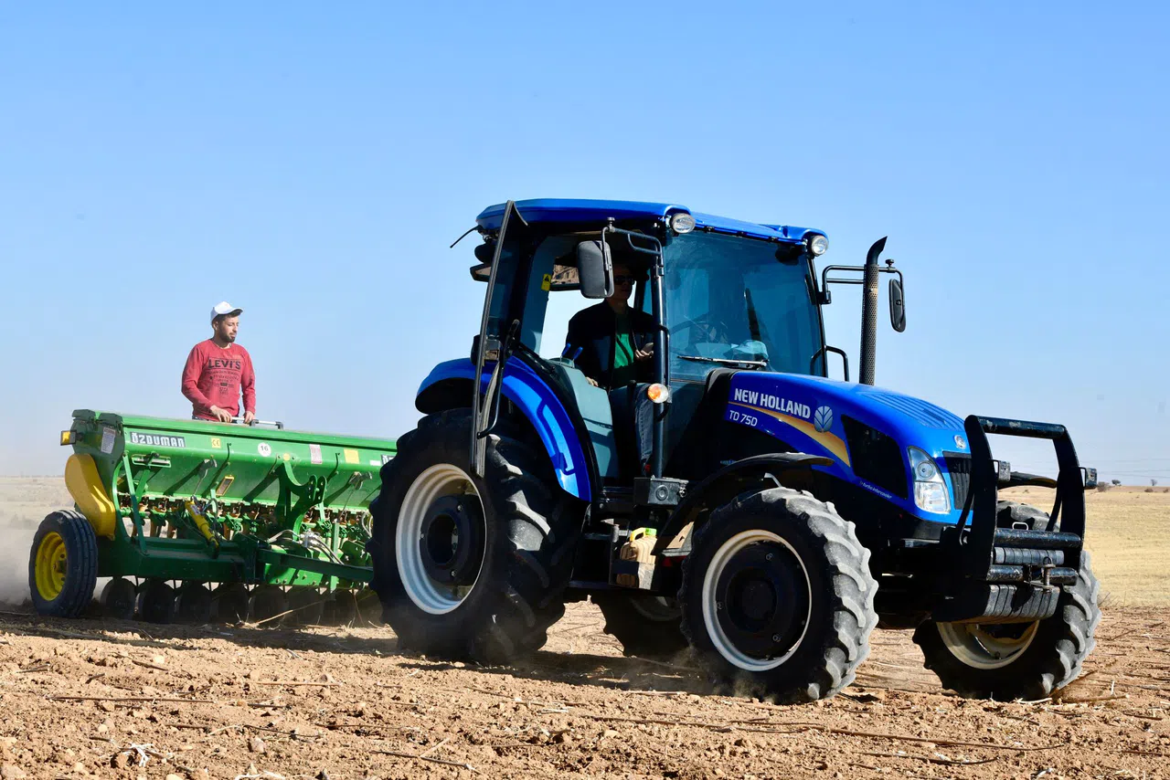 Vali Çiçekli, 15 farklı buğday çeşidinin denendiği demonstrasyon çalışmasına katıldı