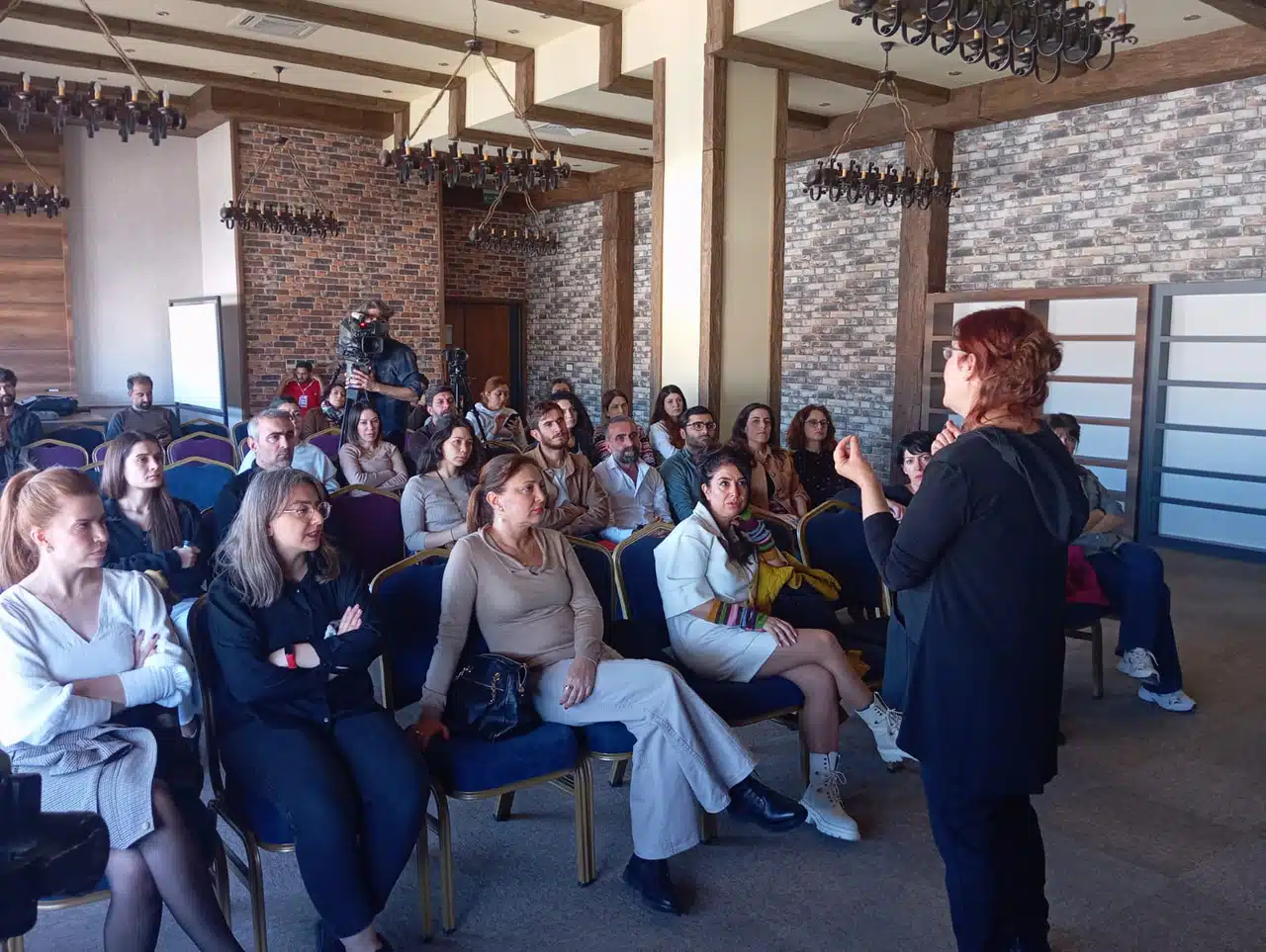 1. Amed Kadın Tiyatro Günleri, söyleşi etkinlikleriyle sürüyor