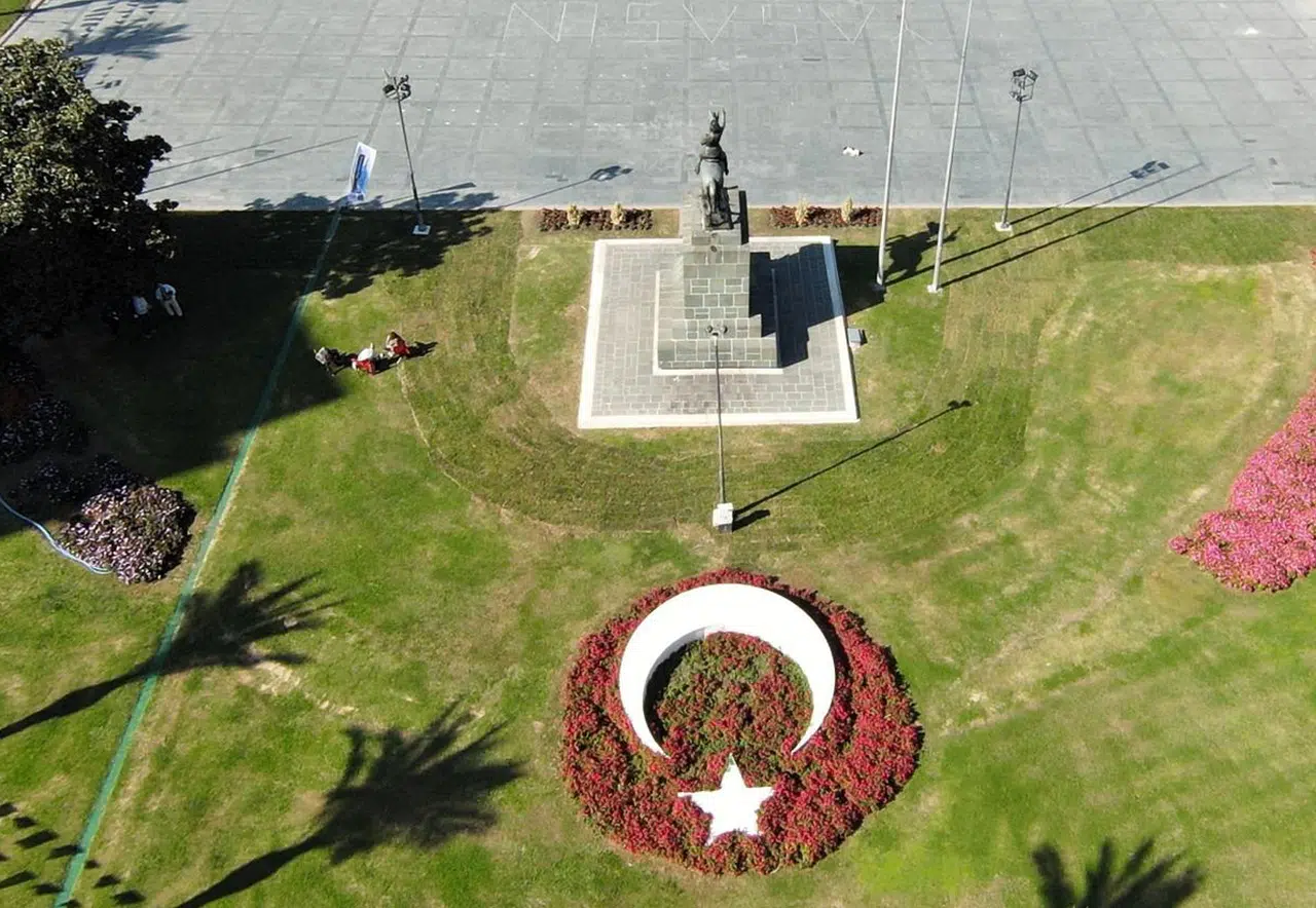 10 Kasım öncesi meydanlar kasımpatılarla donatıldı