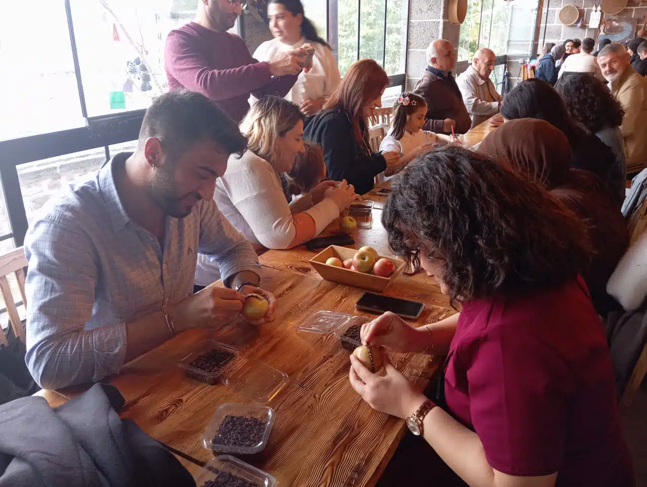 Aşkın ve barışın sembolü: 'karanfil bezeli elma'