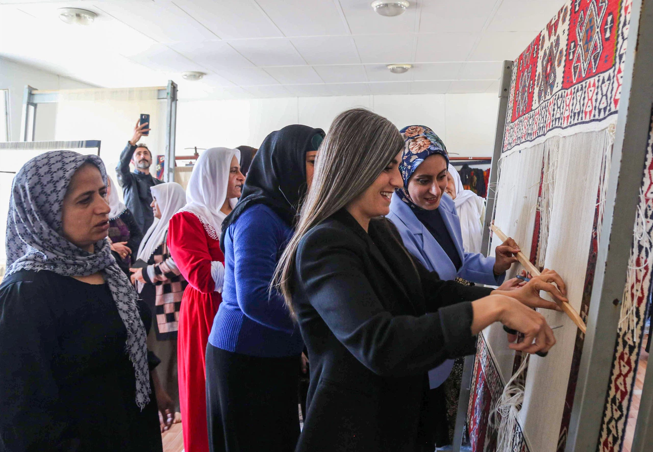 Eşbaşkan Şedal’dan kilim dokuyan kadınlara: Emeğiniz hak ettiği değeri bulacak