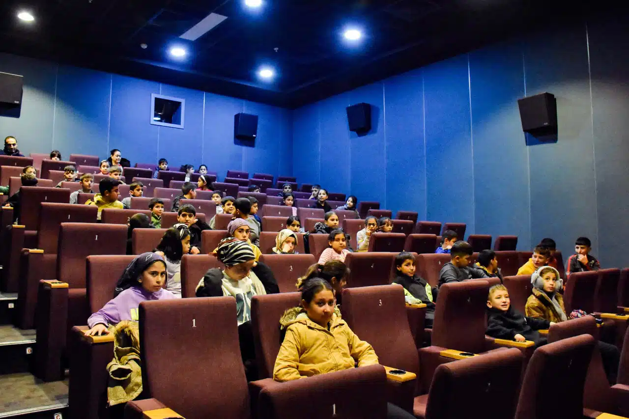 Diyarbakır Büyükşehir Belediyesi 50 çocuğu sinemayla buluşturdu
