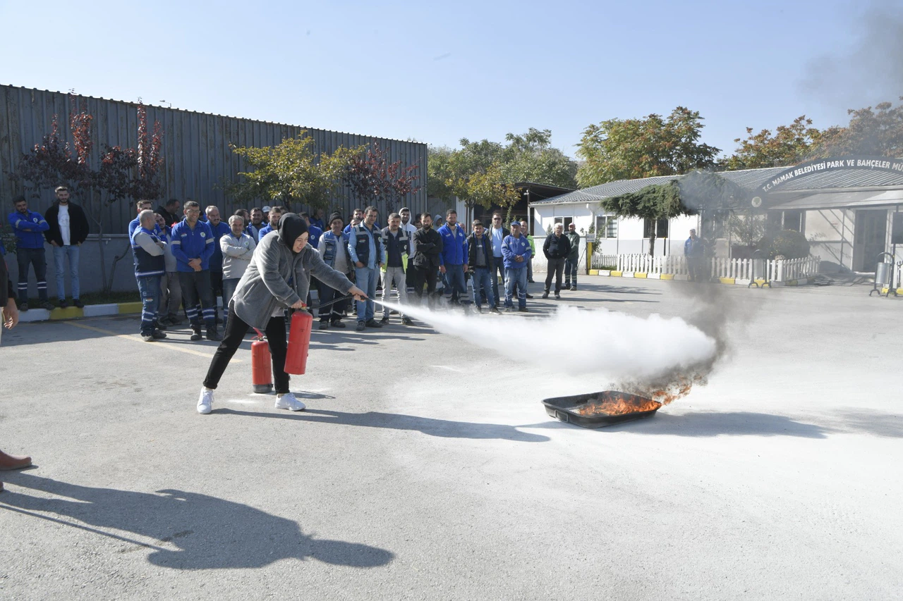 Mamak Belediyesi'nden personeline yangın söndürme eğitimi