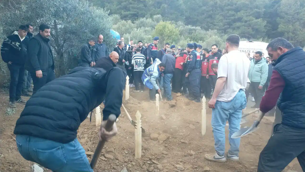 İzmir'de evdeki yangında hayatını kaybeden 5 çocuk toprağa verildi