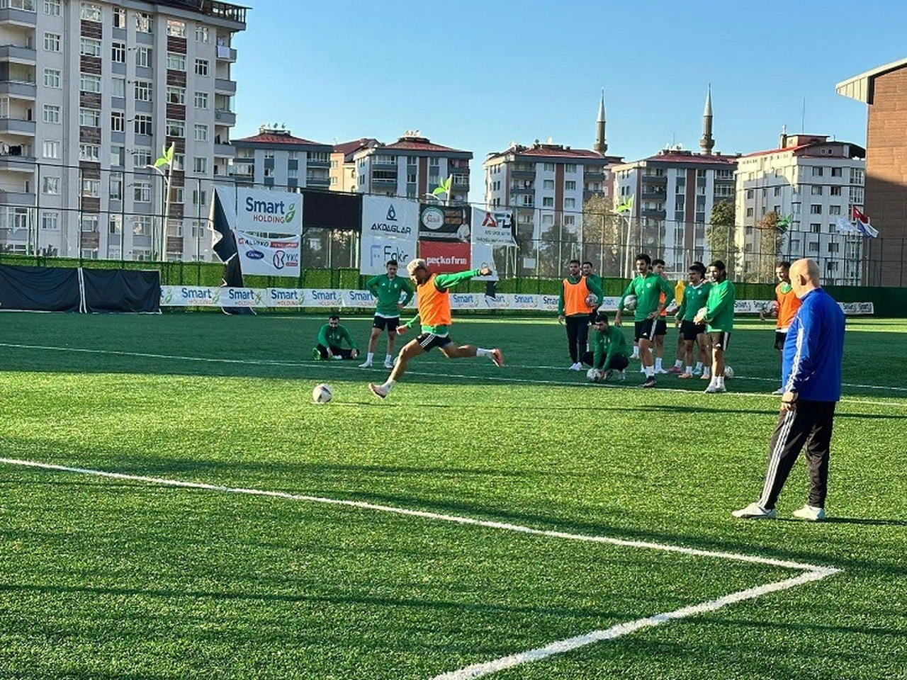 Çayelispor’a Onursal Başkan Mehmet Yazıcı’dan baklava morali