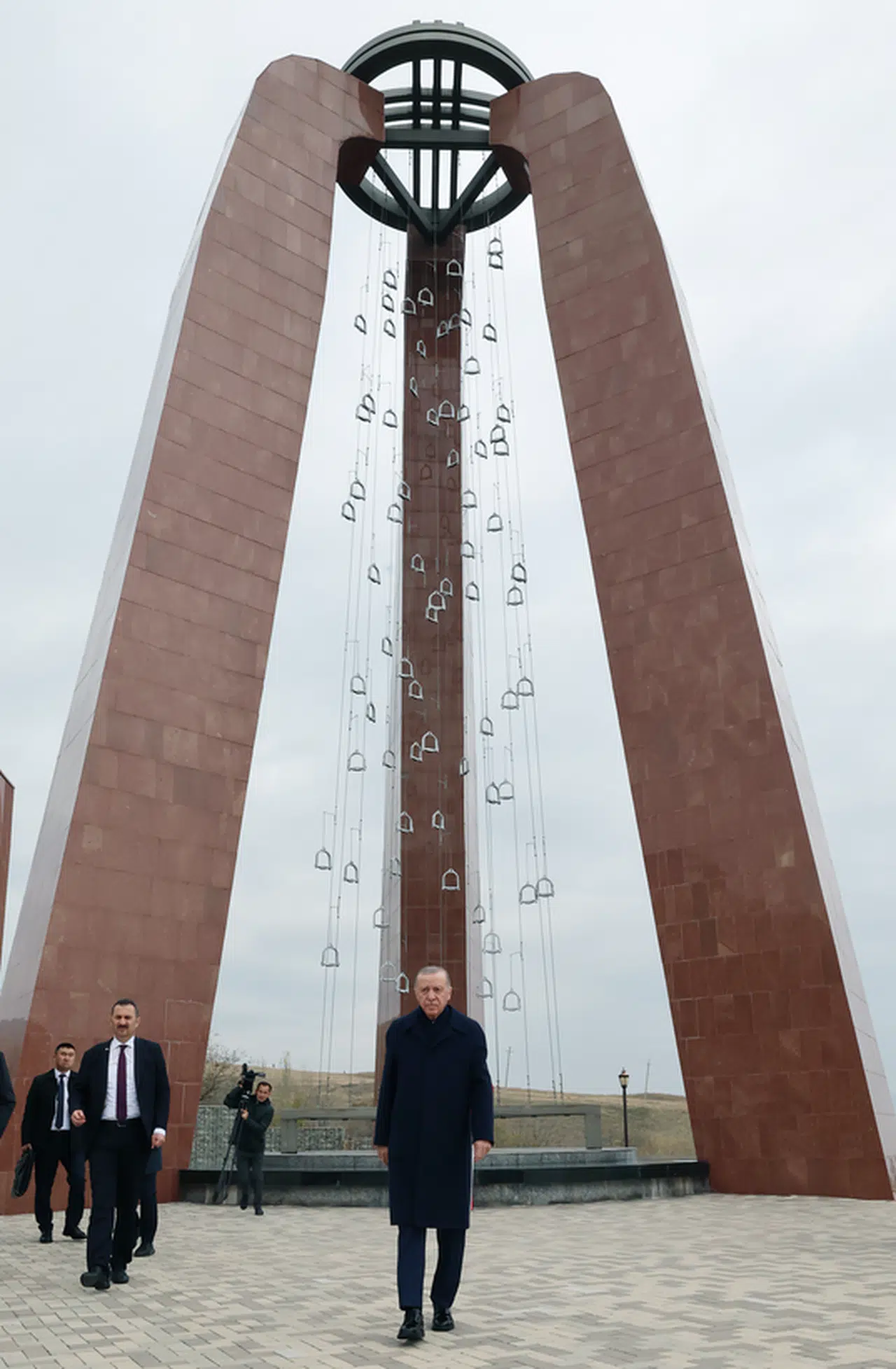 Erdoğan, Kırgızistan’da Ata Beyit Anıtı’nı ve Cengiz Aytmatov’un kabrini ziyaret etti