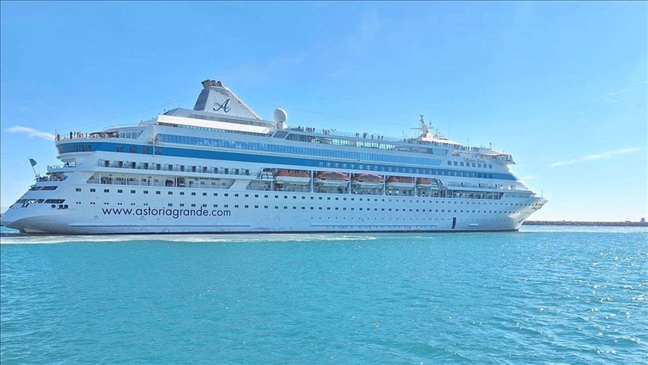 "Astoria Grande" isimli kruvaziyer Antalya'da