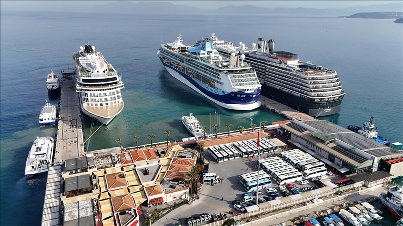 Kuşadası'nda kruvaziyer hareketliliği sürüyor