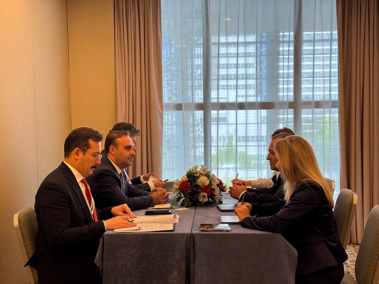 Sanayi ve Teknoloji Bakanı Kacır, OECD Toplantısında Yerel Kalkınma Konularını Görüşerek İş Birliklerini Güçlendirdi