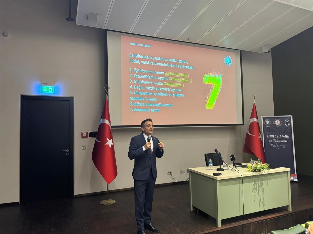 Türk Savunma Sanayi Temsilcileri Berlin'de Öğrencilerle Bir Araya Geldi