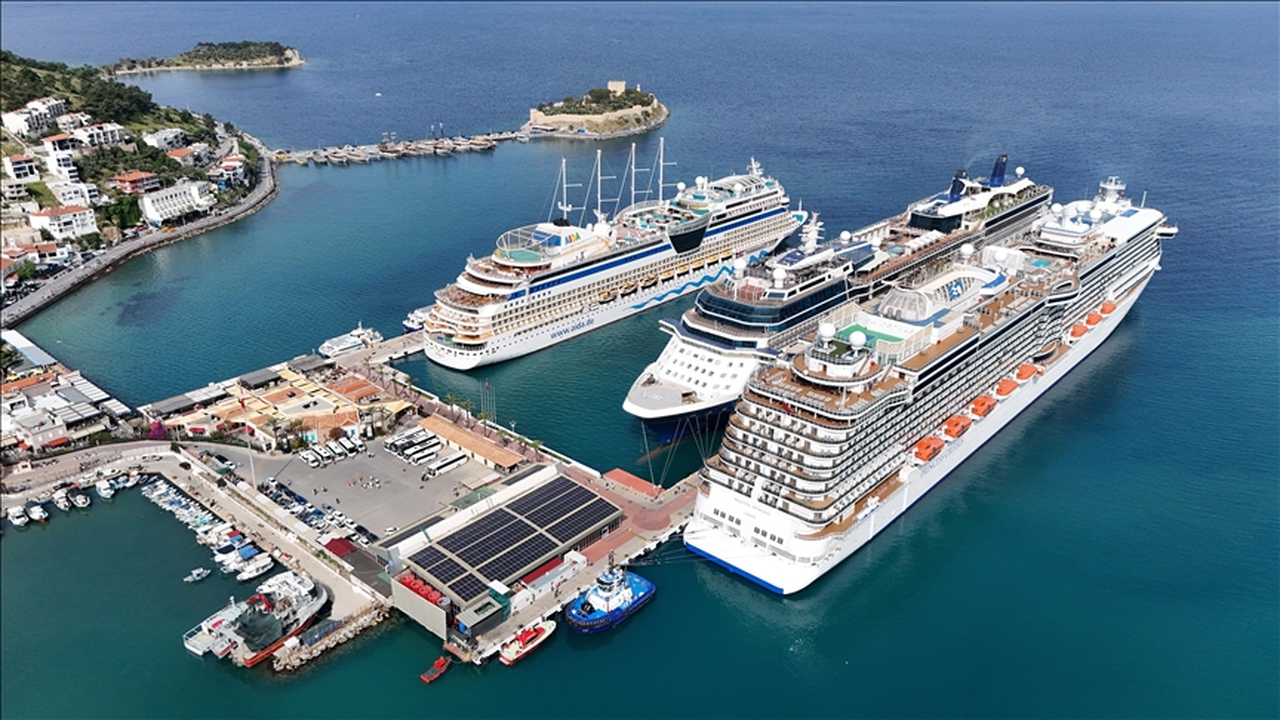 Kuşadası'na 4 kruvaziyerle 8 bin 608 turist geldi