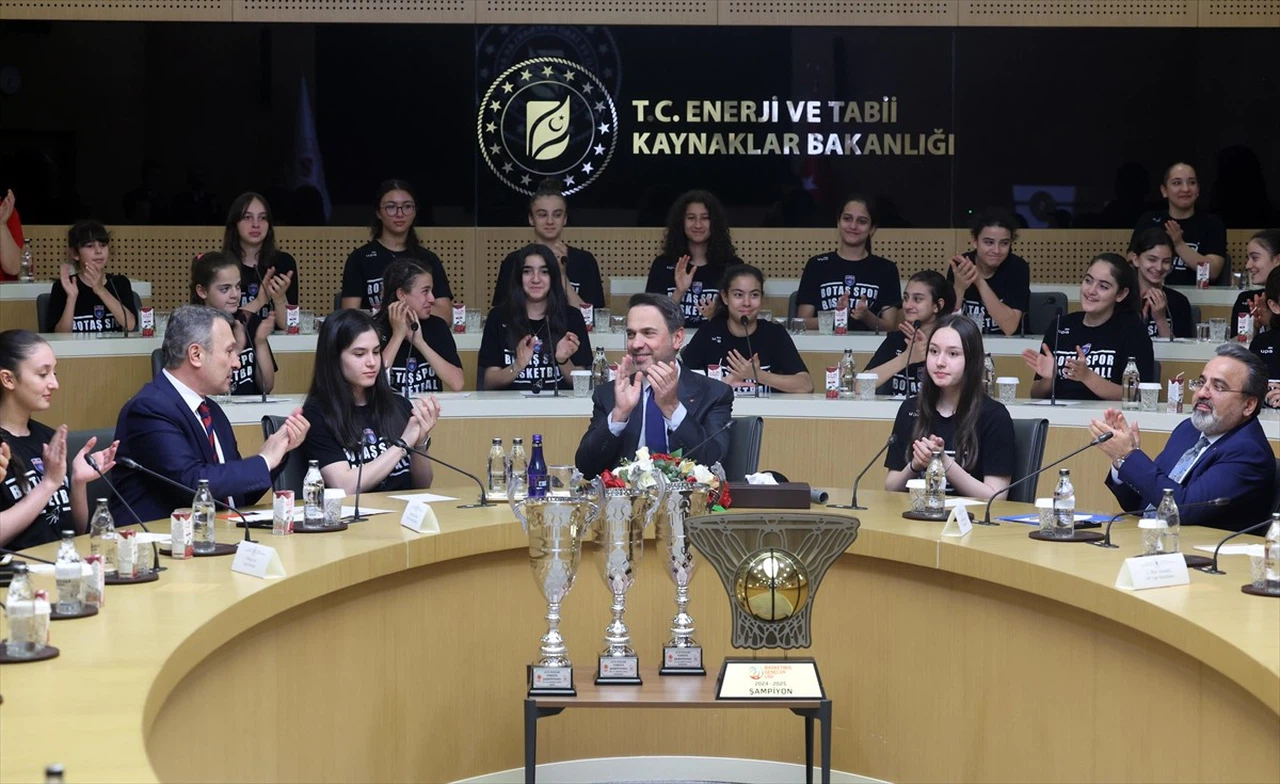 Bakan Bayraktar'dan BOTAŞ Spor Takımına Tebrik Ziyareti