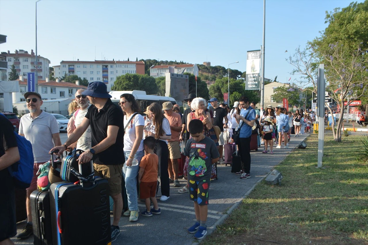 Kurban Bayramı'nda Ayvalık-Midilli Feribot Seferlerinde Yoğunluk Yaşanıyor