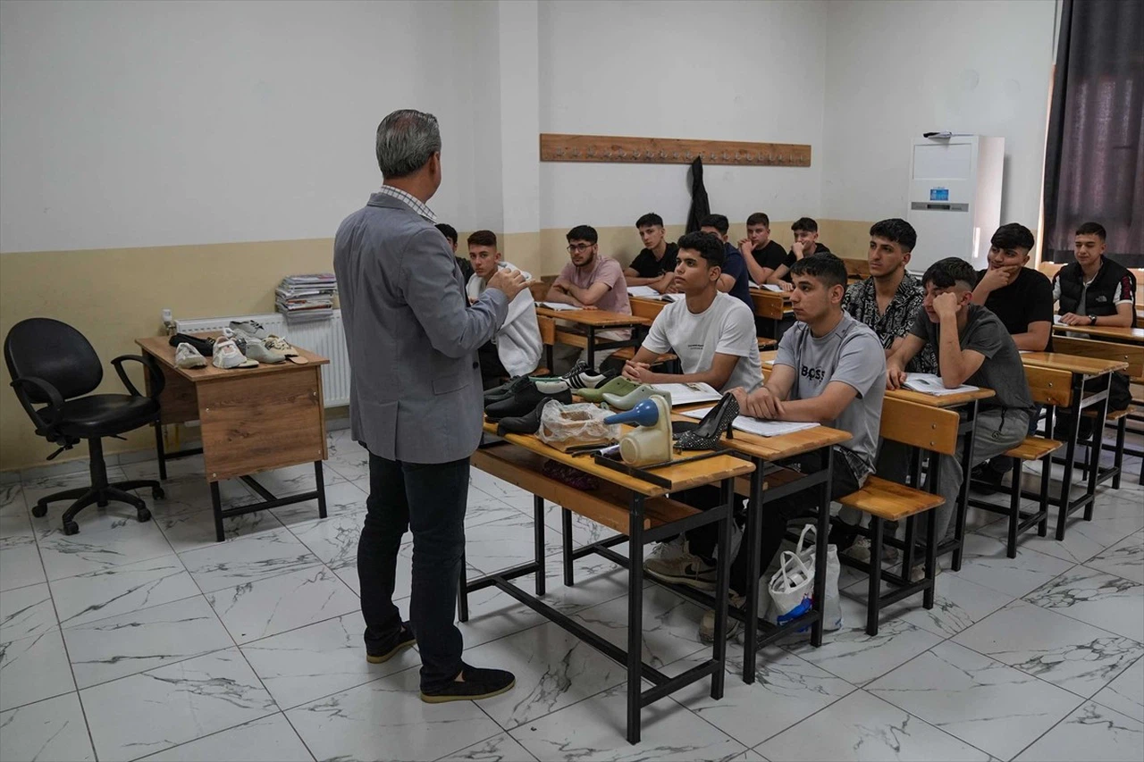 İzmir'de Ayakkabı Sektörüne Nitelikli Usta Yetiştiren Mesleki Eğitim Merkezi Açıldı