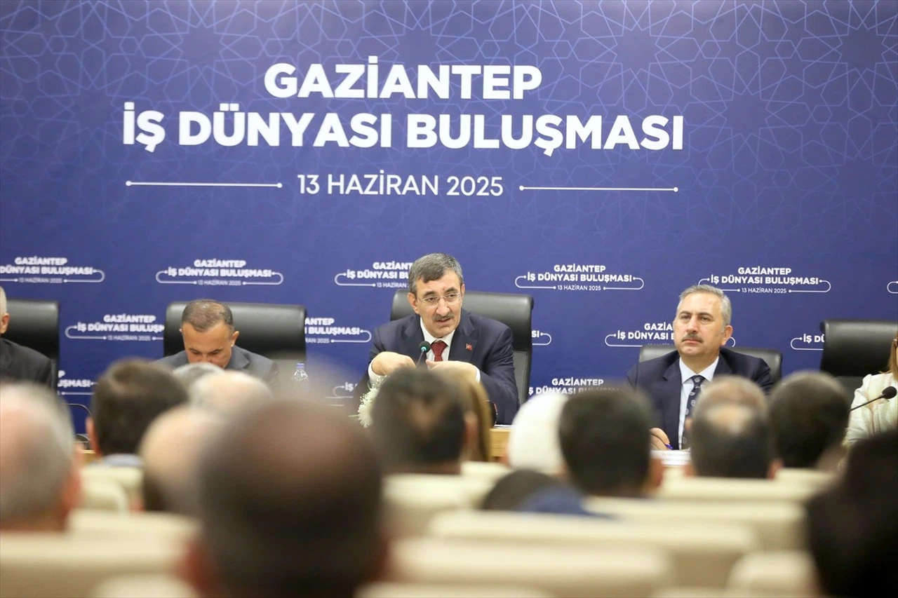 Cevdet Yılmaz Gaziantep'te Sanayicilerle Bir Araya Geldi