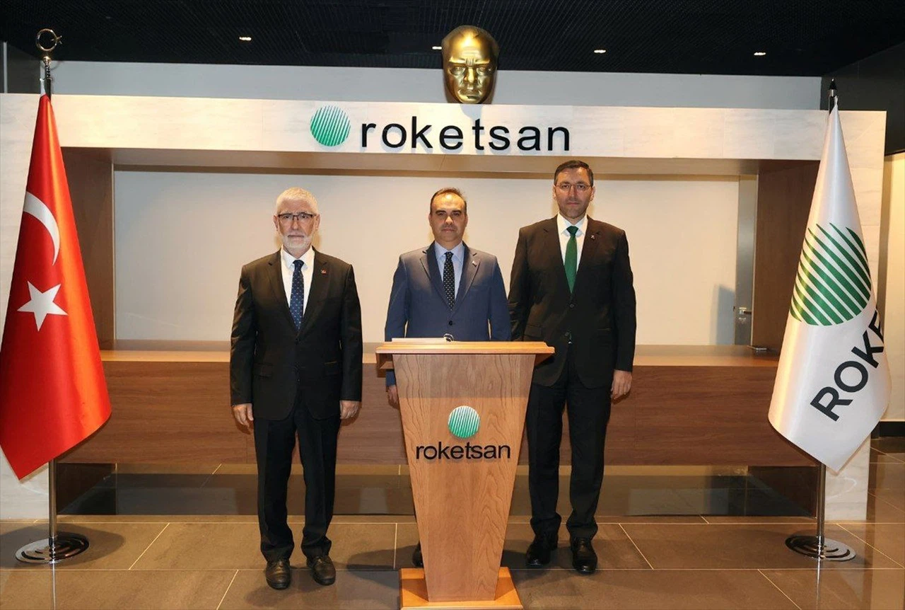Bakan Kacır ROKETSAN'ı Ziyaret Etti