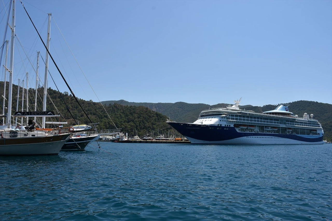 Kruvaziyer Gemisi Marella Discovery 2 ile 1797 Turist Marmaris'te