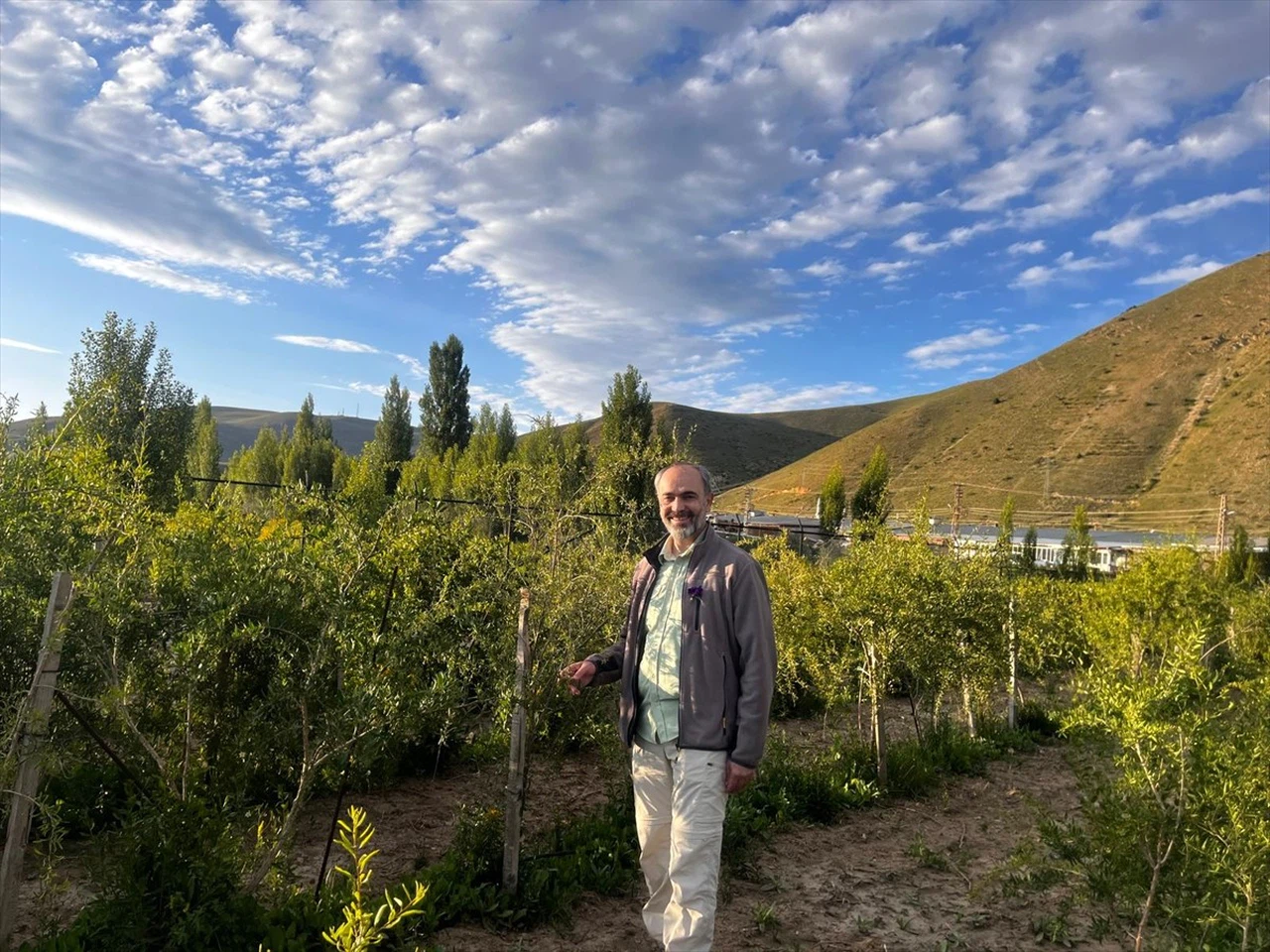 Bayburt Üniversitesi'nde Bal Yemişi ve Çilek Hasadı Yapıldı