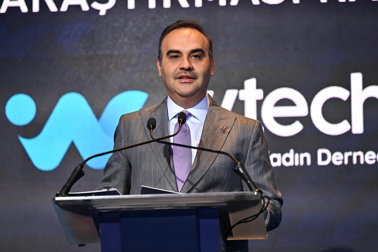 Bakan Kacır, Kadın Araştırmacılara Destek Vermeye Devam Ediyor