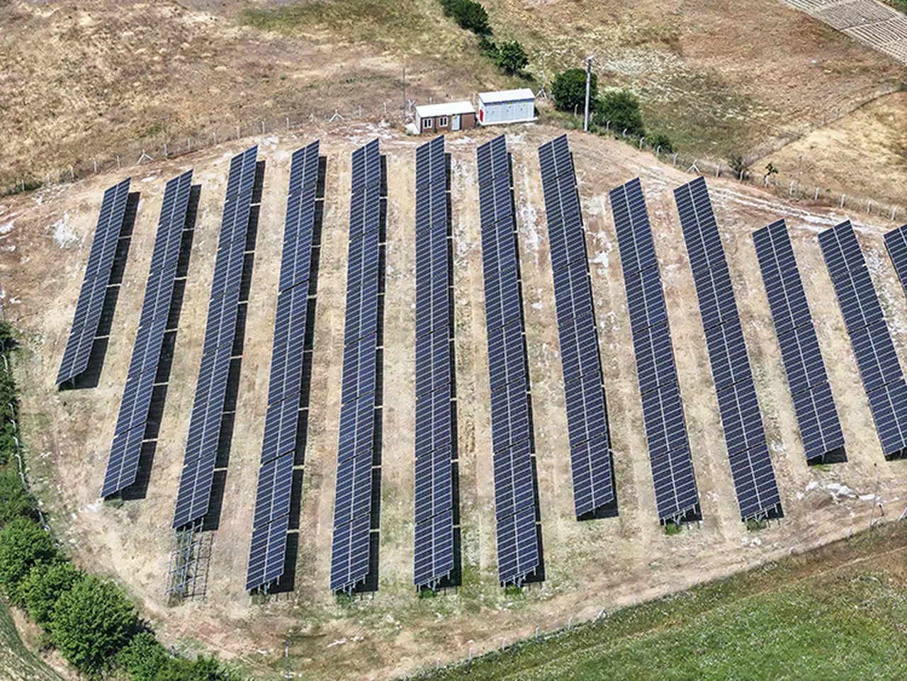 Bursa'da atıl arazileri "güneş tarlasına" dönüştüren ilçe belediyesi gelir elde ediyor