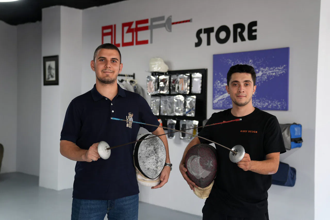 Yarışmada birbirine rakip olan 2 genç eskrim sporcusu