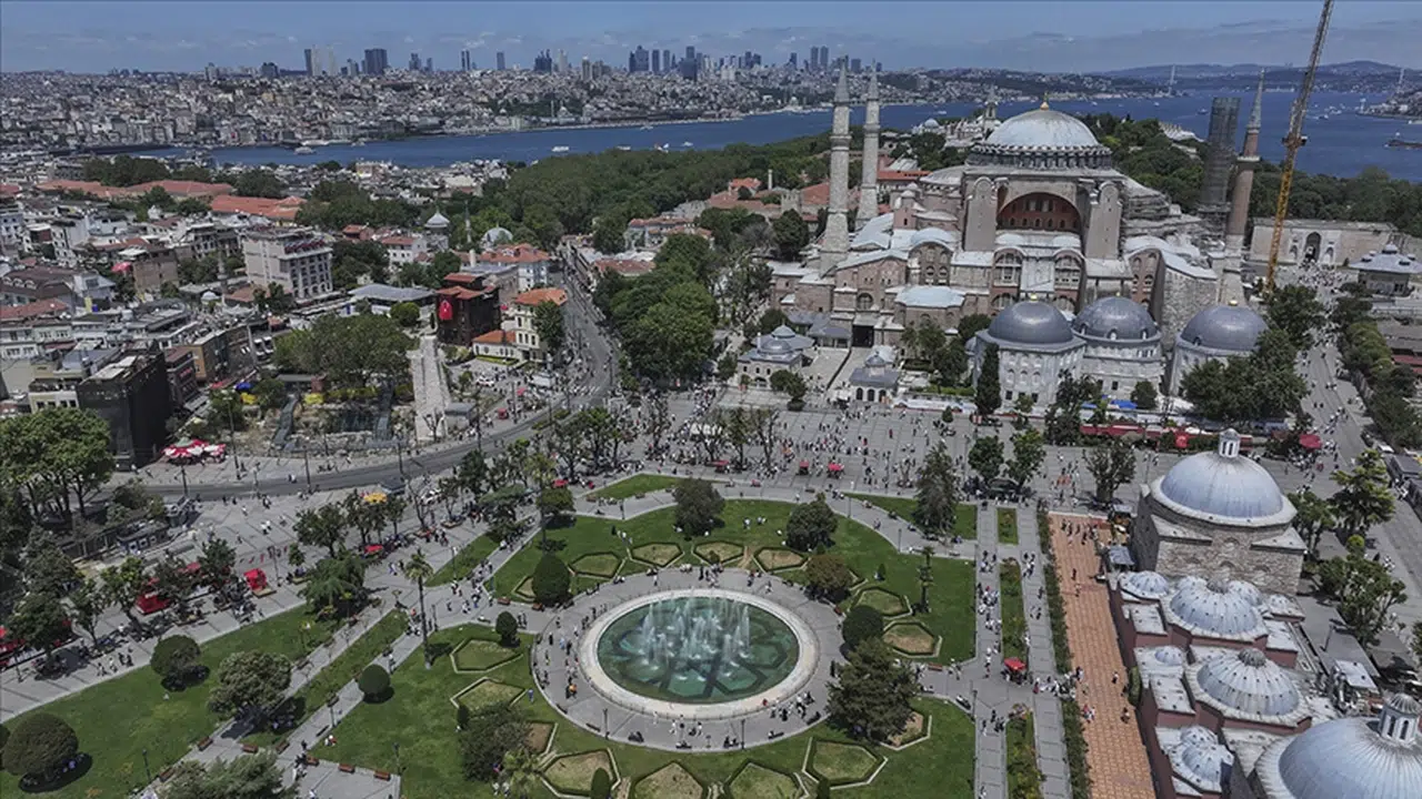 Yerli turistler yılın ilk çeyreğinde 76,4 milyar lira seyahat harcaması yaptı