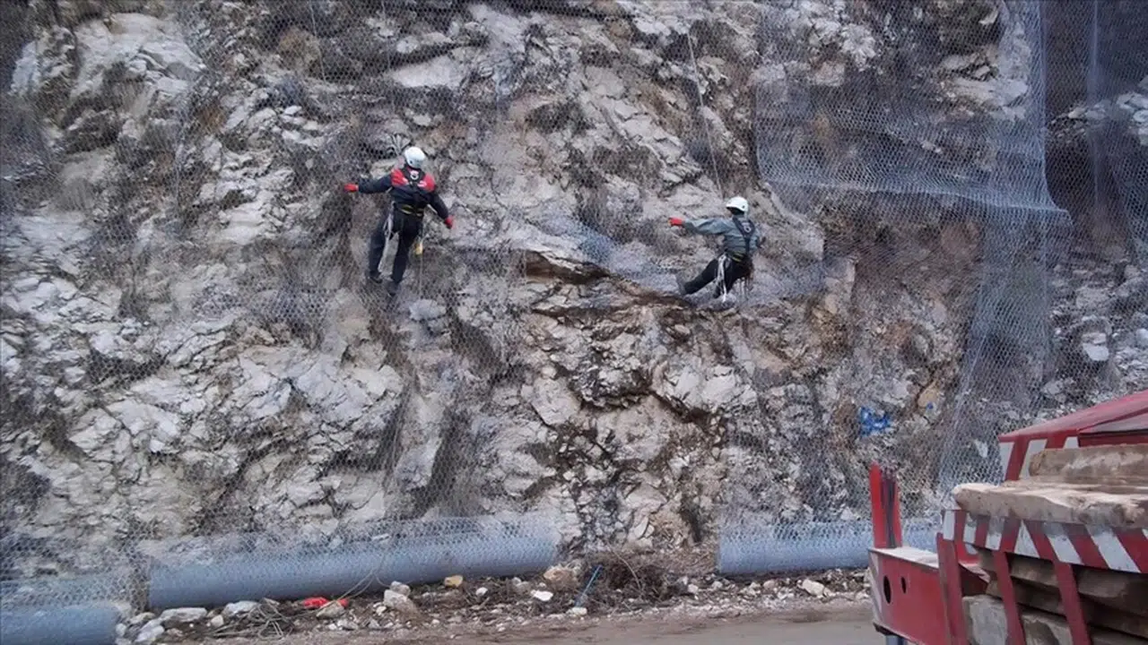 KGM, dik ve sarp yamaçlardaki güvenliği sağlamak amacıyla 794 futbol sahası büyüklüğünde çelik ağ uygulaması gerçekleştirdi.