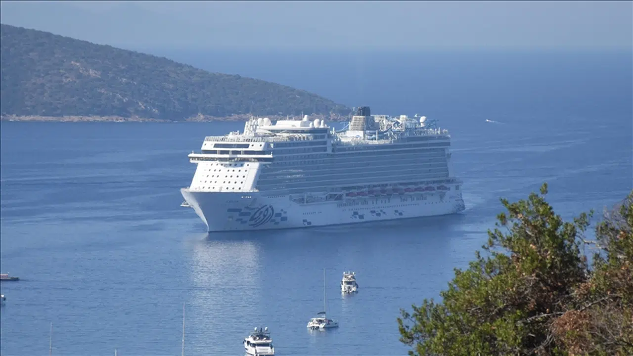 "Aroya" kruvaziyeri 1750 yolcusuyla Bodrum'a geldi