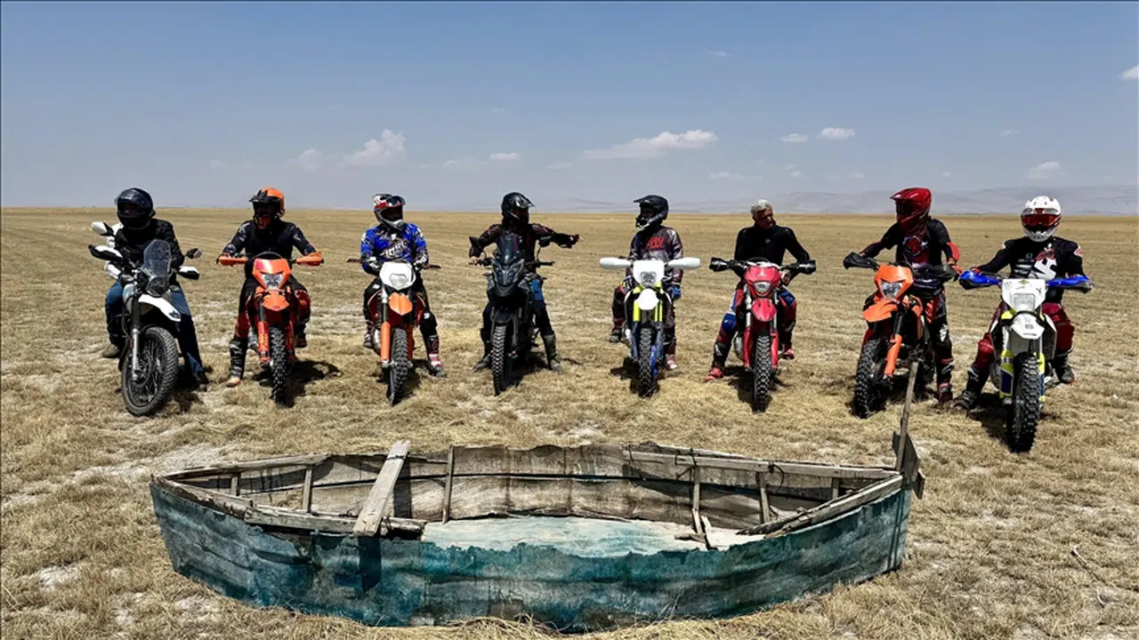 Kuruyan Akşehir Gölü'nden motosikletlerle geçtiler