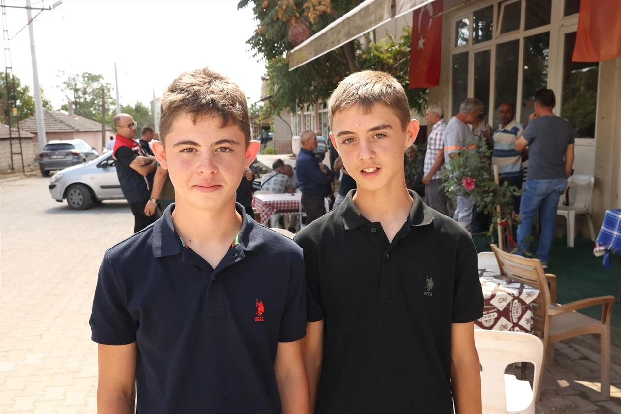 Köyde İkizlerin Duvet Talebi Karşılık Buldu