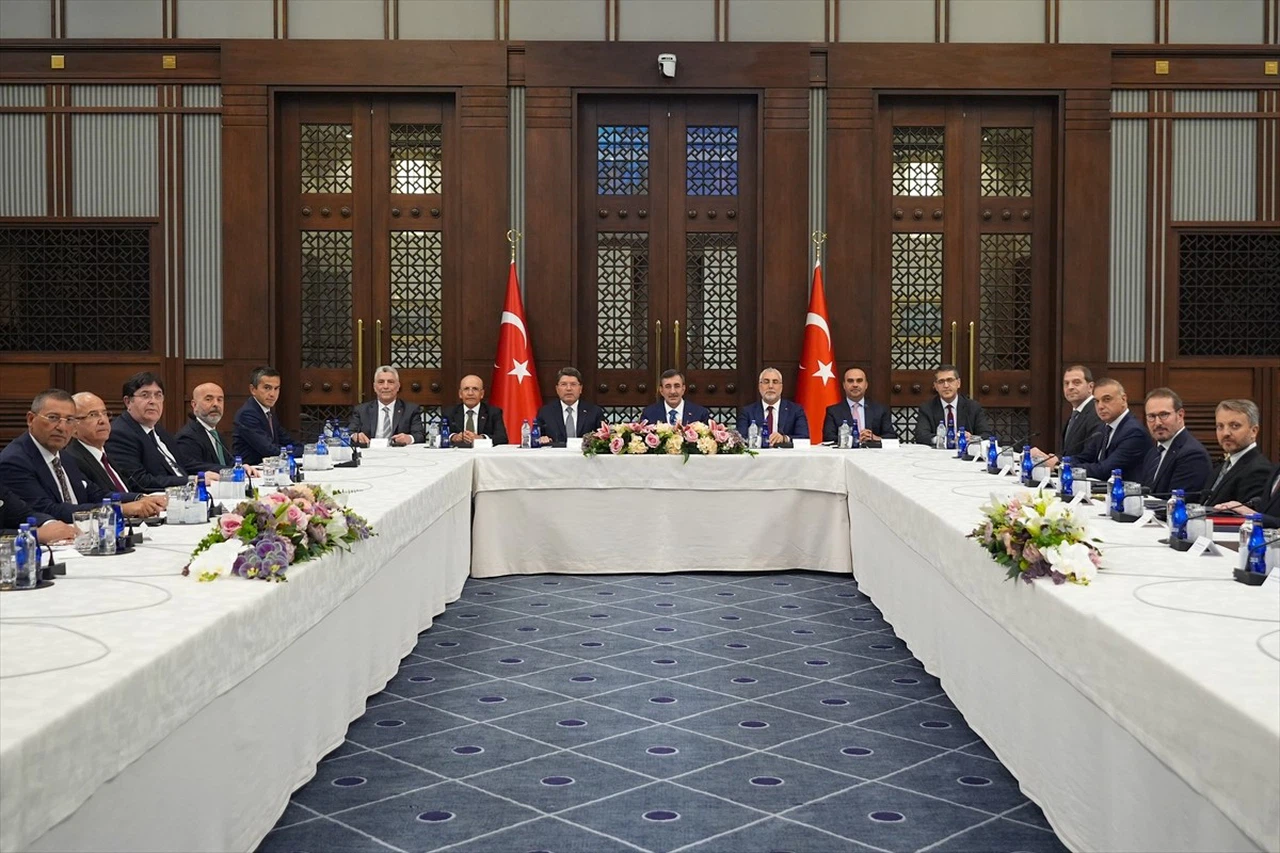 Cumhurbaşkanı Yardımcısı Cevdet Yılmaz, TİSK Heyetini Kabul Etti