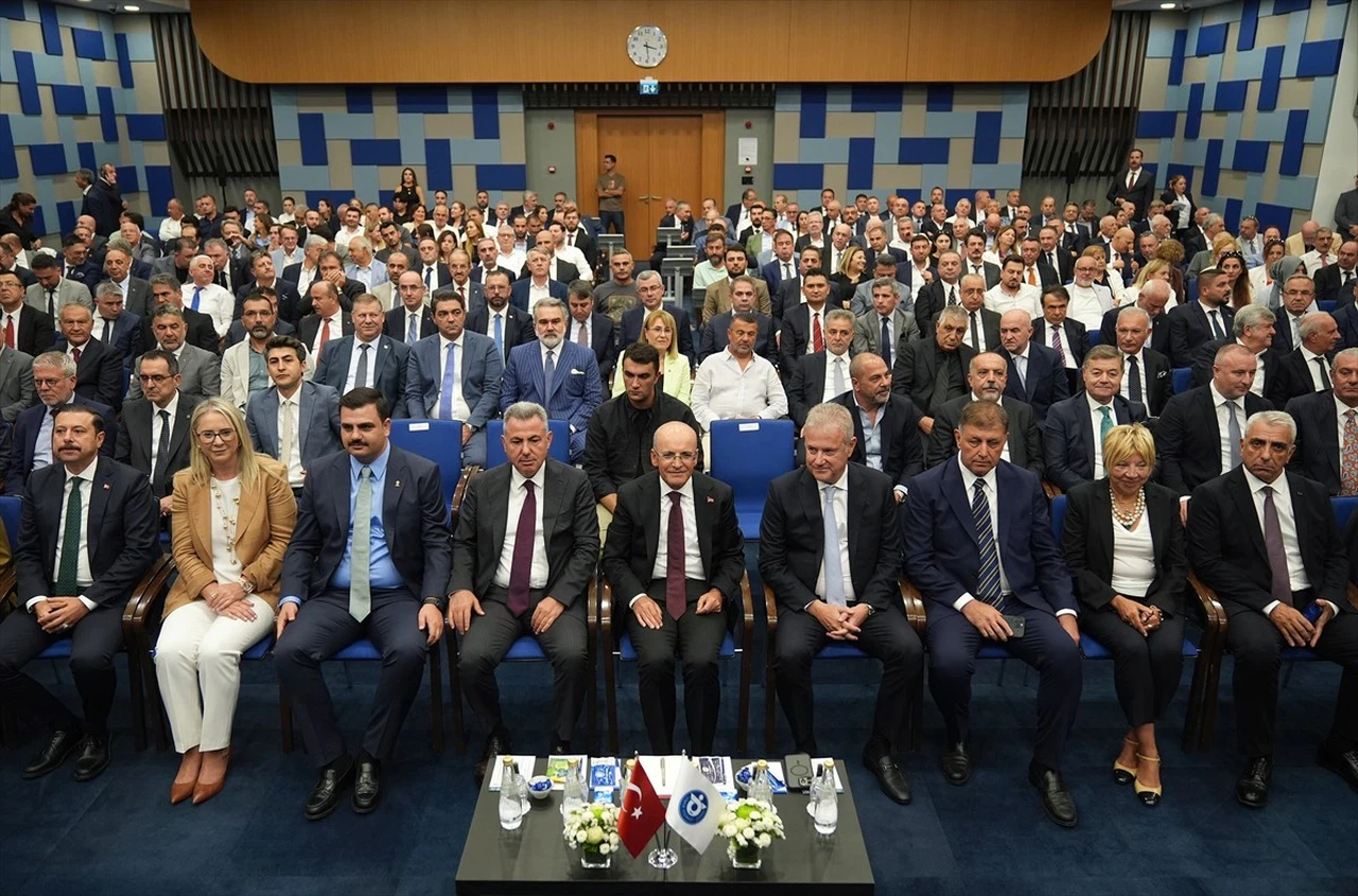 Bakan Şimşek İzmir'de İş Dünyasıyla Buluştu